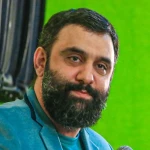 او تولّد یافت طنّازی کند