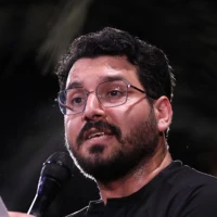 هوشیاران همه با شور و شعف می‌چرخند